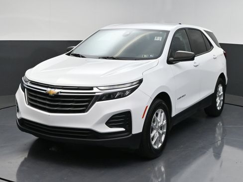 Used 2022 Chevrolet Equinox LS w/ LS Convenience Package AWD/4WD image 3