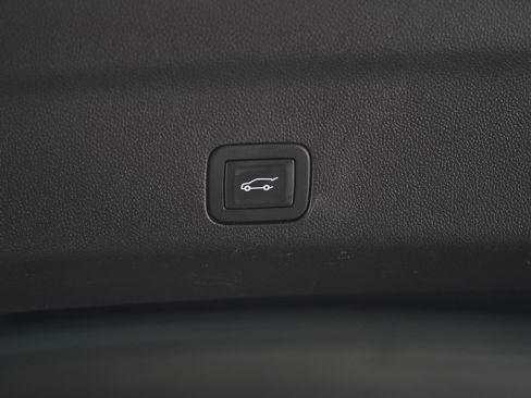 Used 2025 GMC Yukon Denali w/ Denali Reserve Package image 11