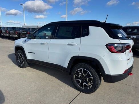 New 2026 Jeep Compass Trailhawk w/ Sun, Sound & Navigation Group AWD/4WD image 5