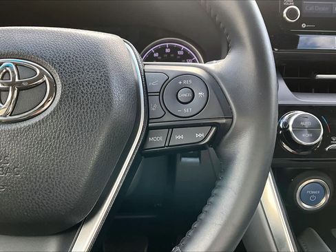 Used 2022 Toyota Venza LE image 25