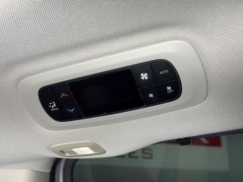 Used 2017 Chrysler Pacifica Limited w/ Advanced Safetytec Group FWD image 34