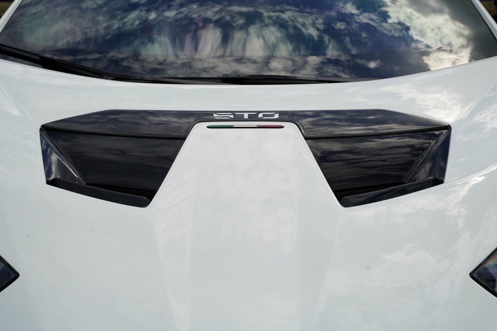 Used 2023 Lamborghini Huracan STO RWD image 3