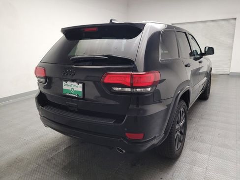 Used 2017 Jeep Grand Cherokee Altitude RWD image 7