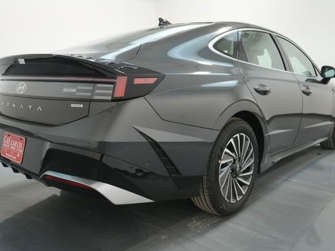 New 2025 Hyundai Sonata Limited image 9