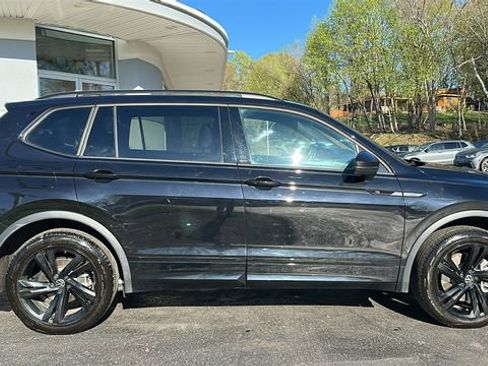 Used 2024 Volkswagen Tiguan SE R-Line AWD/4WD image 4