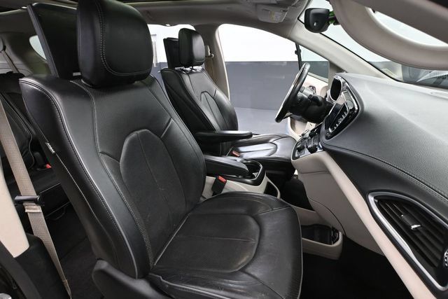 Used 2018 Chrysler Pacifica Limited FWD image 45