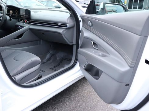Used 2025 Hyundai Elantra SEL FWD image 14