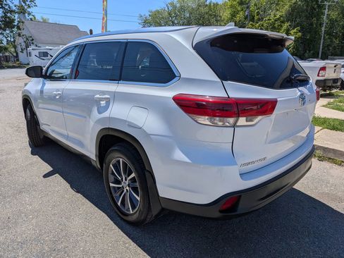 Used 2019 Toyota Highlander XLE AWD/4WD image 3