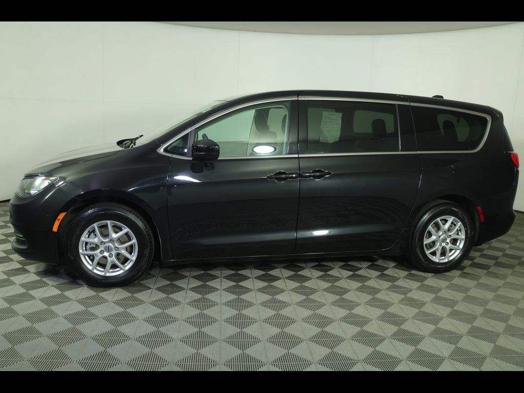 Used 2023 Chrysler Voyager LX FWD image 12