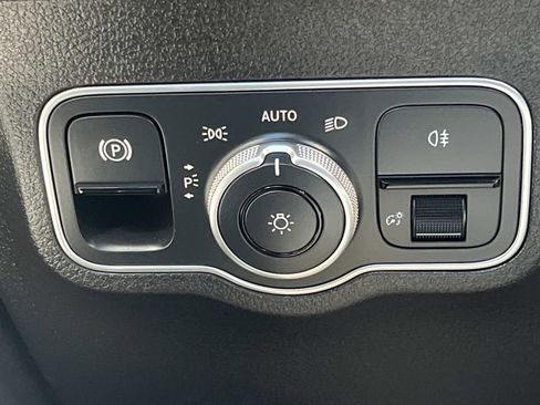 Used 2024 Mercedes-Benz GLB 250 image 35