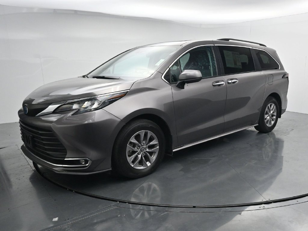 Used 2023 Toyota Sienna XLE w/ XLE Plus Package AWD/4WD image 4