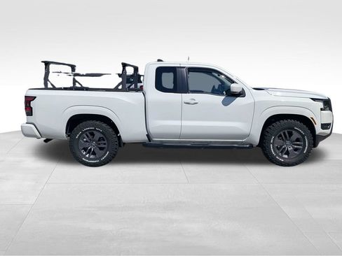 Used 2025 Nissan Frontier SV RWD image 3