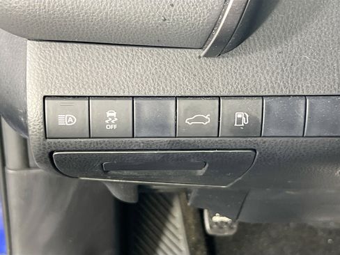 Used 2018 Toyota Camry LE image 10