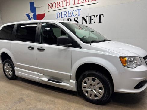 Used 2019 Dodge Grand Caravan SE FWD image 4