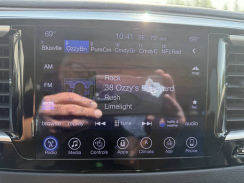 Used 2017 Chrysler Pacifica Touring-L w/ Tire & Wheel Group FWD image 18