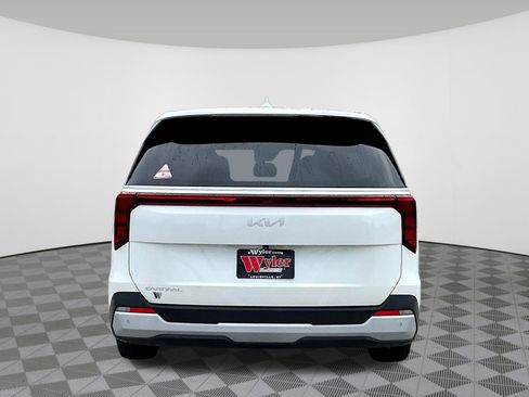 Used 2025 Kia Carnival FWD image 5