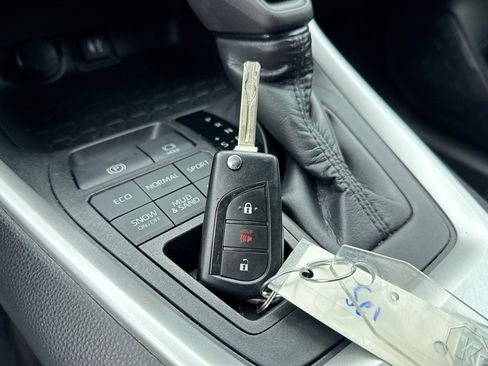 Used 2019 Toyota RAV4 LE w/ Carpet Mat Package image 22