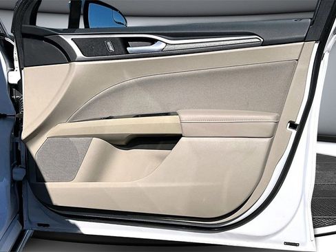 Used 2017 Ford Fusion SE w/ Fusion SE Technology Package image 26