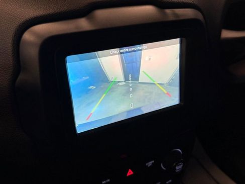 Used 2018 Jeep Renegade Latitude w/ Cold Weather Group image 14