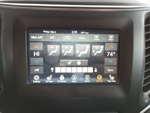 Used 2019 Jeep Cherokee Latitude w/ Comfort & Convenience Group image 11