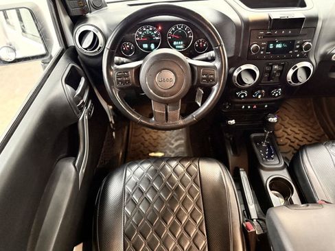 Used 2014 Jeep Wrangler Unlimited Sahara w/ Connectivity Group AWD/4WD image 2