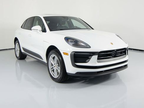 Certified 2025 Porsche Macan image 12
