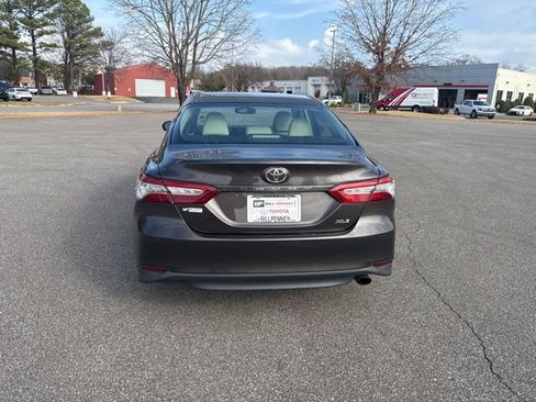 Used 2018 Toyota Camry XLE image 4