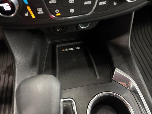 Used 2023 Chevrolet Traverse LT image 40