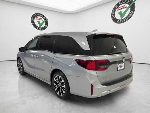Used 2025 Honda Odyssey Elite image 3