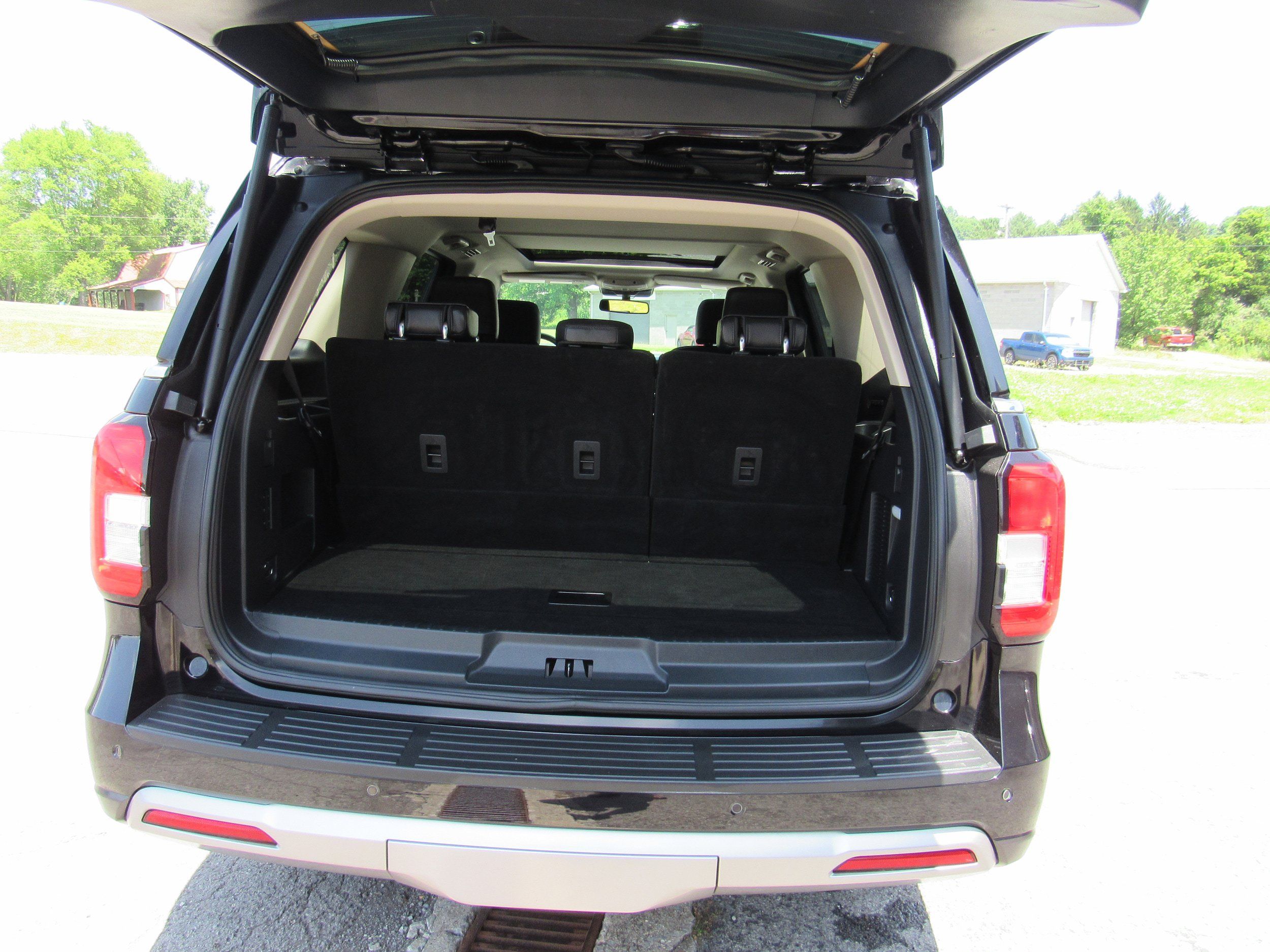 Used 2024 Ford Expedition XLT AWD/4WD image 32