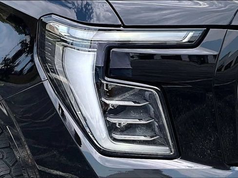Used 2025 GMC Yukon XL AT4 AWD/4WD image 32