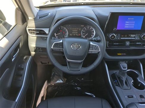 Certified 2025 Toyota Highlander XLE image 16