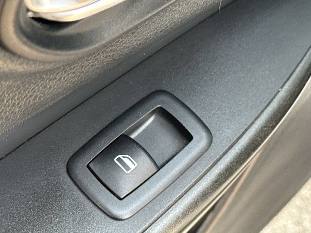 Used 2019 Jeep Cherokee Trailhawk AWD/4WD image 32