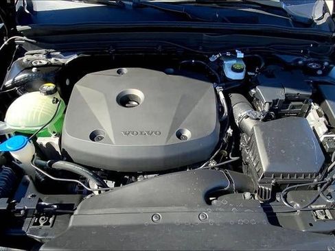 Used 2022 Volvo XC40 T5 Momentum image 43