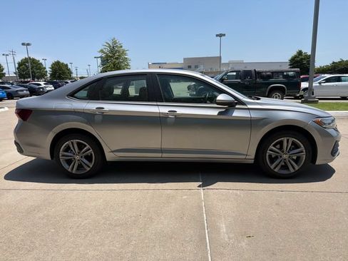 Used 2024 Volkswagen Jetta SE FWD image 6