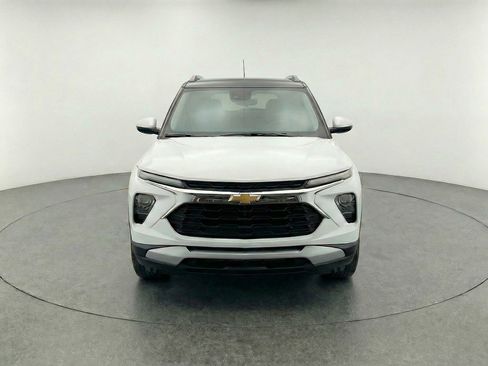 Used 2025 Chevrolet TrailBlazer LT AWD/4WD image 2