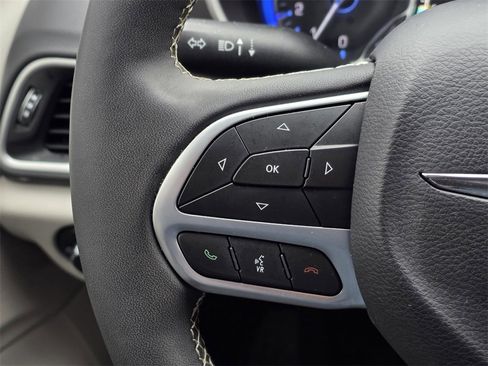 Used 2024 Chrysler Pacifica Touring-L image 25
