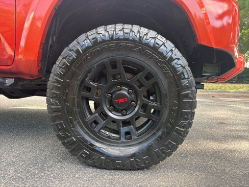 Used 2018 Toyota Tacoma TRD Sport w/ Technology Package AWD/4WD image 17