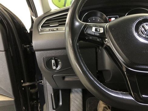 Used 2021 Volkswagen Tiguan SE w/ Panoramic Sunroof Package image 12