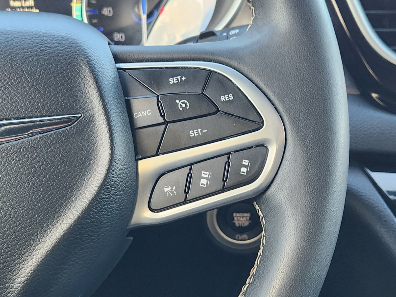 Used 2025 Chrysler Pacifica Select FWD image 30