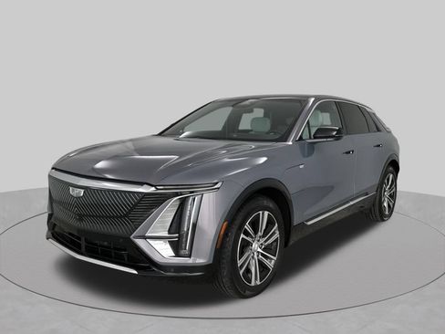 Used 2024 Cadillac Lyriq Luxury AWD/4WD image 2