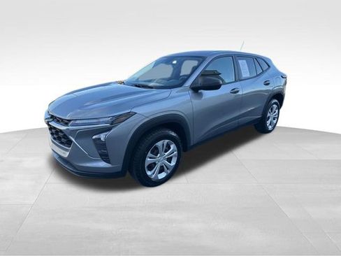 Used 2024 Chevrolet Trax LS w/ Driver Confidence Package FWD image 3