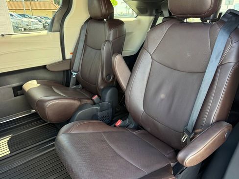 Certified 2024 Toyota Sienna Platinum image 32
