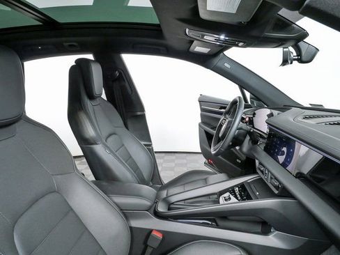 Certified 2025 Porsche Macan Electric image 24