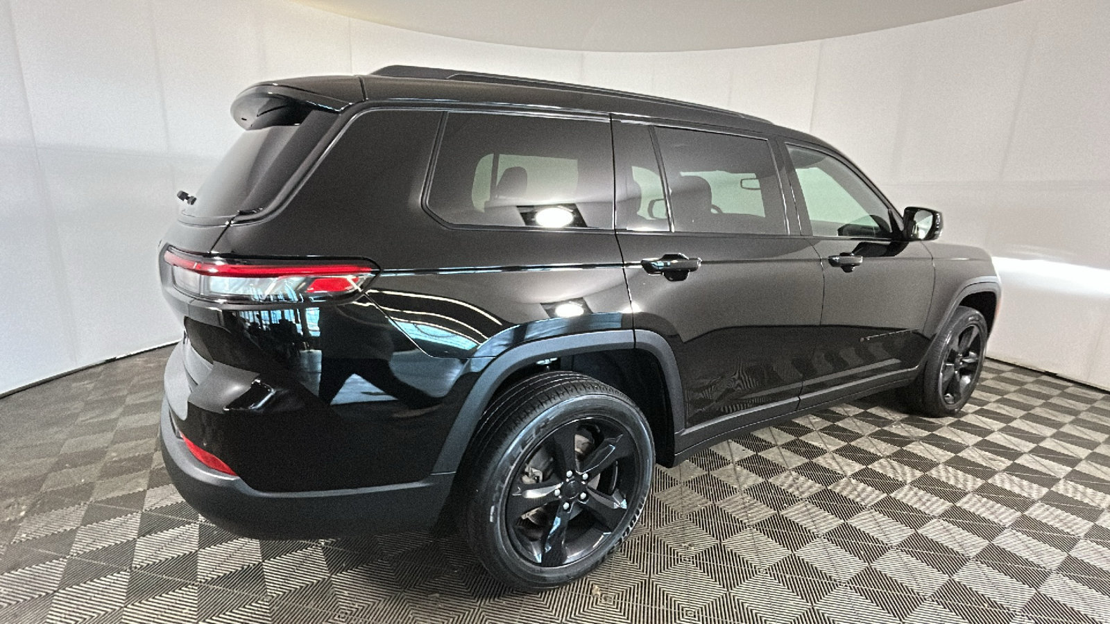 Used 2023 Jeep Grand Cherokee L Laredo AWD/4WD image 3