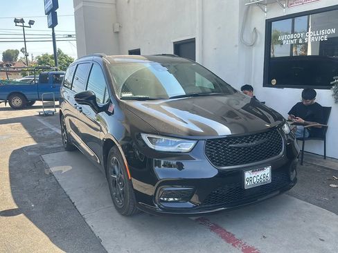 Used 2024 Chrysler Pacifica Premium FWD image 1