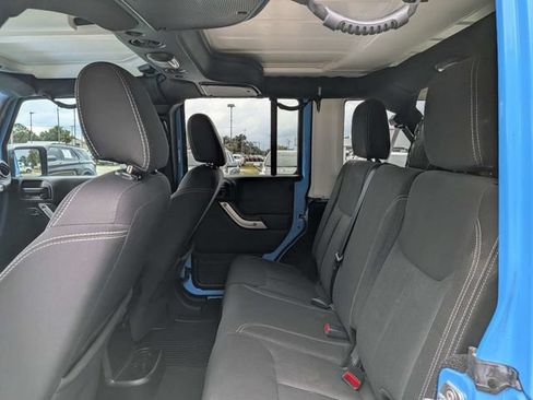 Used 2018 Jeep Wrangler Unlimited Sahara w/ Connectivity Group AWD/4WD image 12