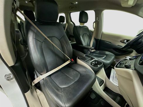 Used 2018 Chrysler Pacifica Touring-L w/ Tire & Wheel Group image 29