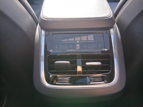 Used 2016 Volvo XC90 T6 Momentum w/ Momentum Plus Package image 17