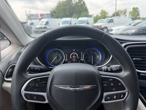 Used 2023 Chrysler Pacifica Touring-L FWD image 14